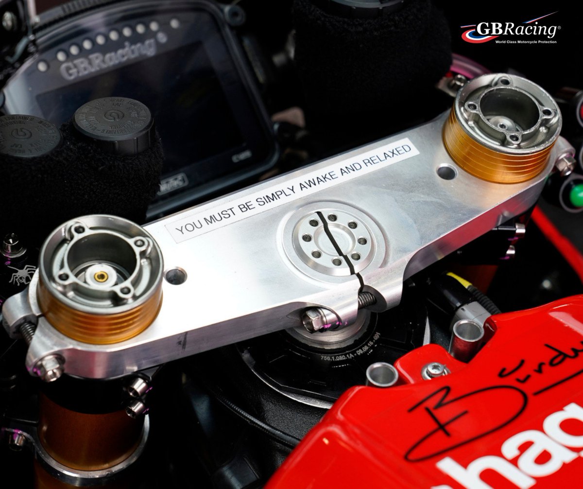 GBRacingEU's tweet image. Two different messages to @PBM_Team @OfficialBSB title protagonists, @GIrwinRacing and @tommybridewell — one choice of dash and engine protection. 

Who's your money on to earn the number one plate?

📷 @Impact_Images 

#DoningtonBSB #FansFriday #Ducati #PanigaleV4 #BSB