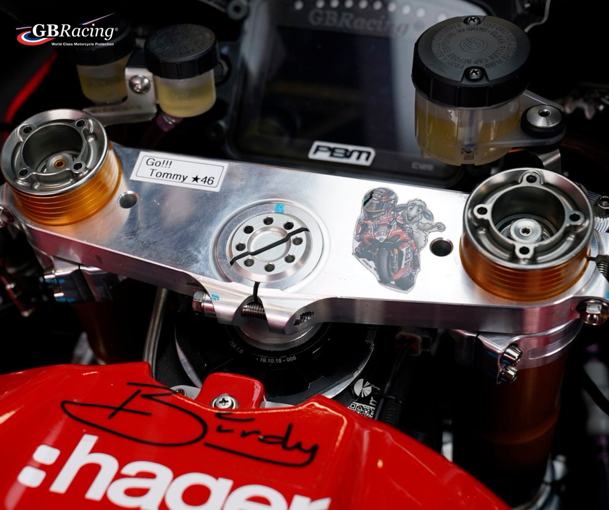 GBRacingEU's tweet image. Two different messages to @PBM_Team @OfficialBSB title protagonists, @GIrwinRacing and @tommybridewell — one choice of dash and engine protection. 

Who's your money on to earn the number one plate?

📷 @Impact_Images 

#DoningtonBSB #FansFriday #Ducati #PanigaleV4 #BSB