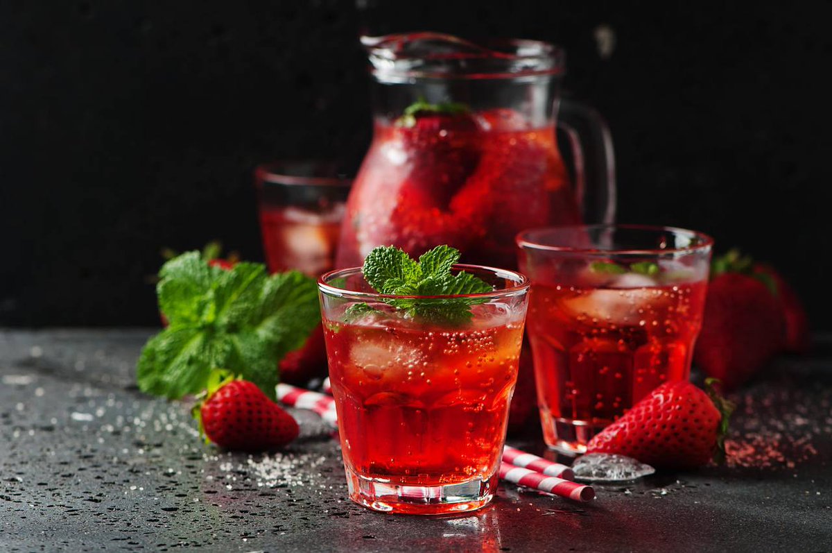 Холодный чай с клубникой

Ингредиенты: (графин)
Свежая клубника — 6-10 шт 
Чай Эрл грей - 10г
Ананасовый сок - 60 мл 
Лимон — 5-6 долек
Сахарный сироп - по вкусу
Мята на украшение - по вкусу