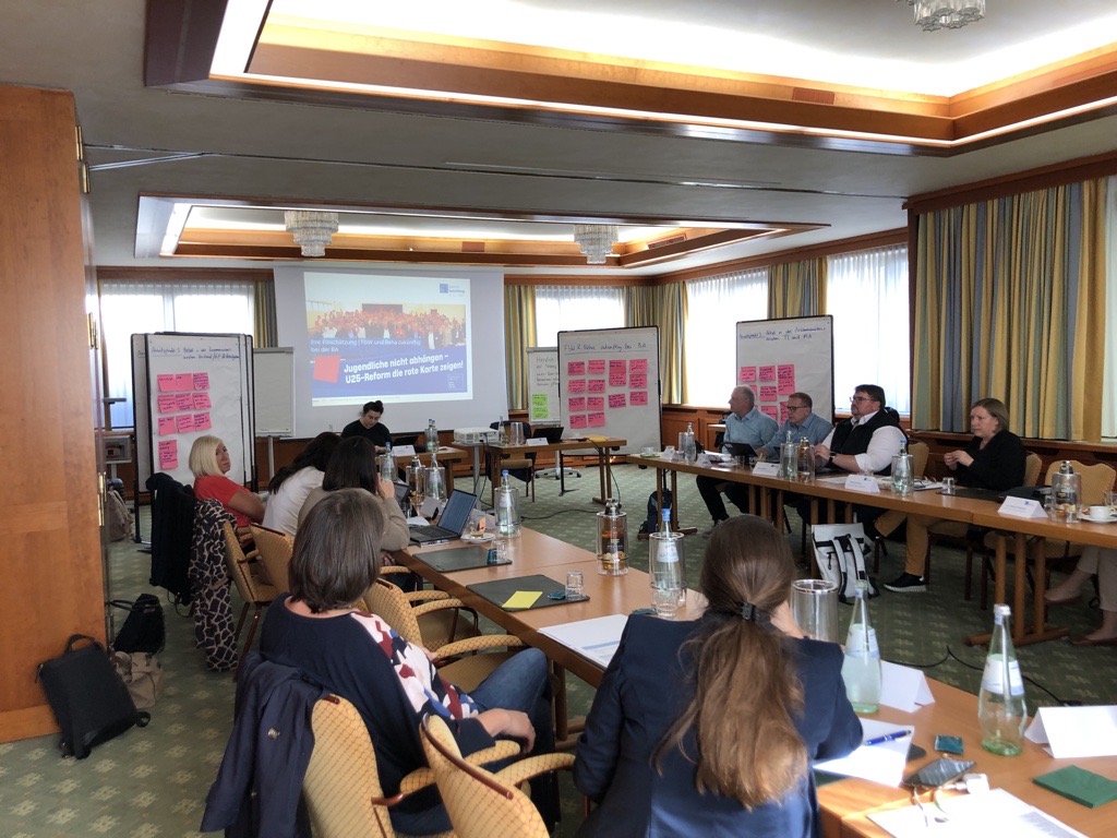 Breaking News erreichen den VR7 im #Benchlearning: die Zuständigkeit für die U25-Jährigen verbleibt in den #Jobcentern. Es herrscht Freude und Erleichterung nach Wochen der Ungewissheit.