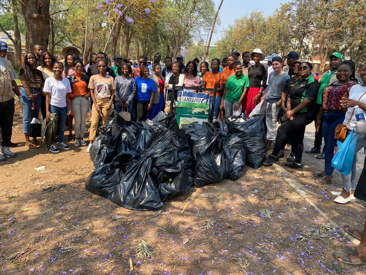 lcoyzim22's tweet photo. #LCOYZim23 day 2 beginning with a cleanup campaign in @CityofBulawayo with young people leading by example. A safe and clean environment is a right to all . It is also the responsibility to all to maintain cleanliness #ClimateActionNow https://t.co/DhkJ8XDtEj