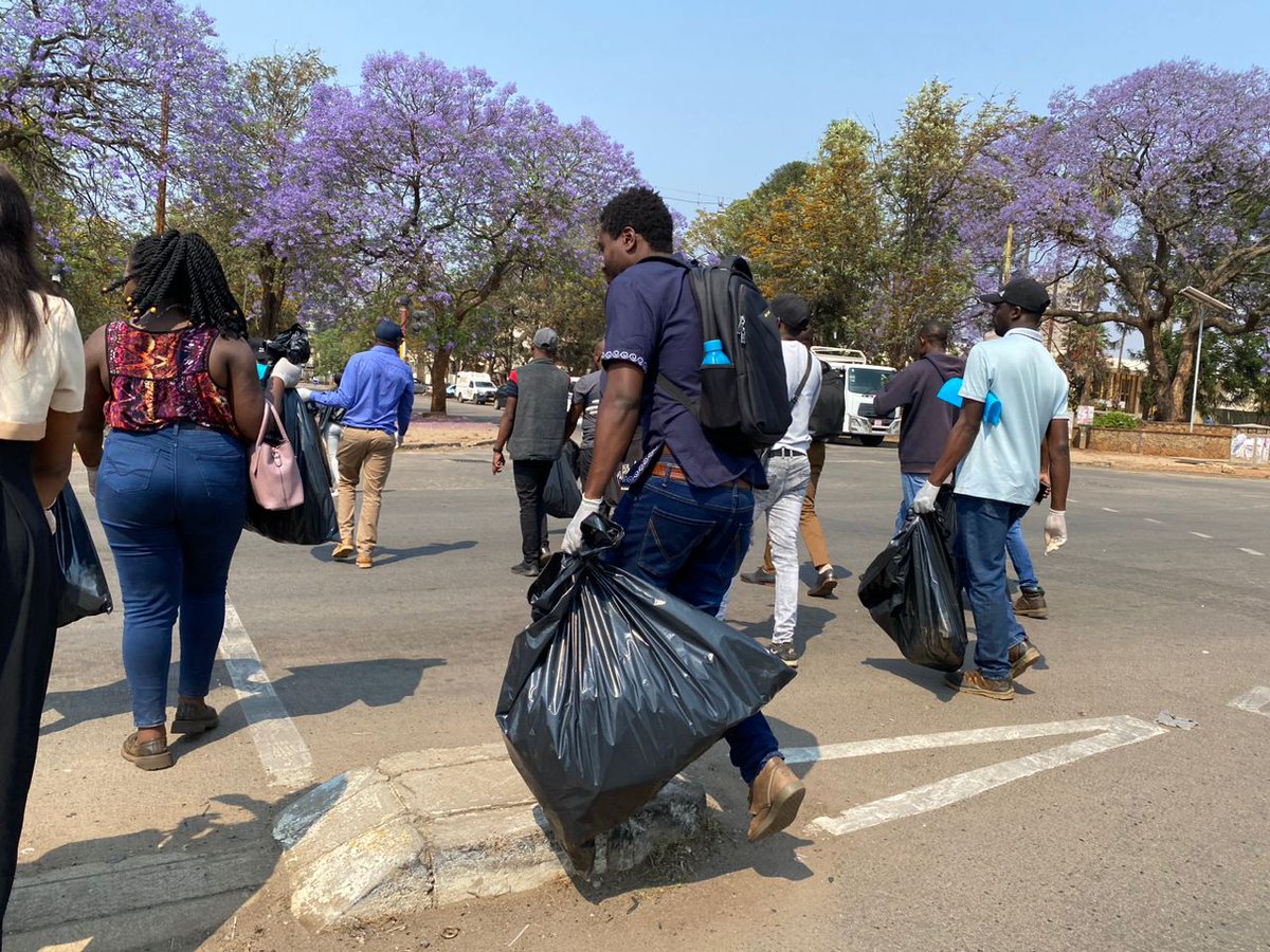 lcoyzim22's tweet photo. #LCOYZim23 day 2 beginning with a cleanup campaign in @CityofBulawayo with young people leading by example. A safe and clean environment is a right to all . It is also the responsibility to all to maintain cleanliness #ClimateActionNow https://t.co/DhkJ8XDtEj
