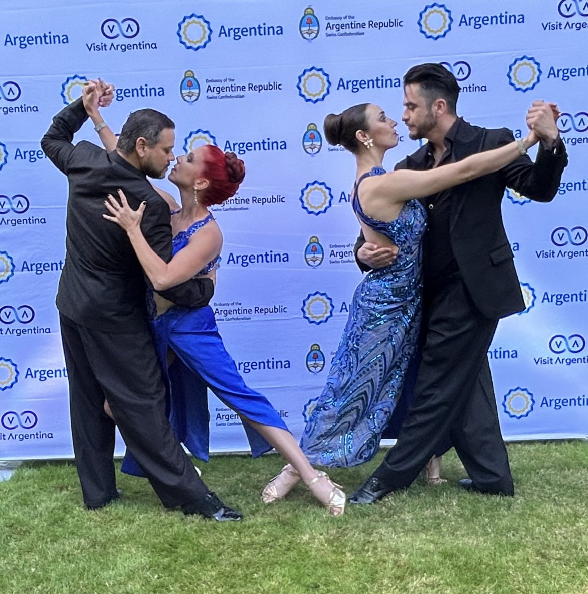 TANGO ARGENTINO EN BERNA 
🇦🇷🇨🇭

Junto a @InproturArg, continuamos promoviendo el Tango argentino en Suiza. 
Dos parejas estupendas, Sonia & Mario y Martina & Alexander, deleitaron con su baile a empresarios del sector turístico en la residencia del embajador @GustavoPandiani.