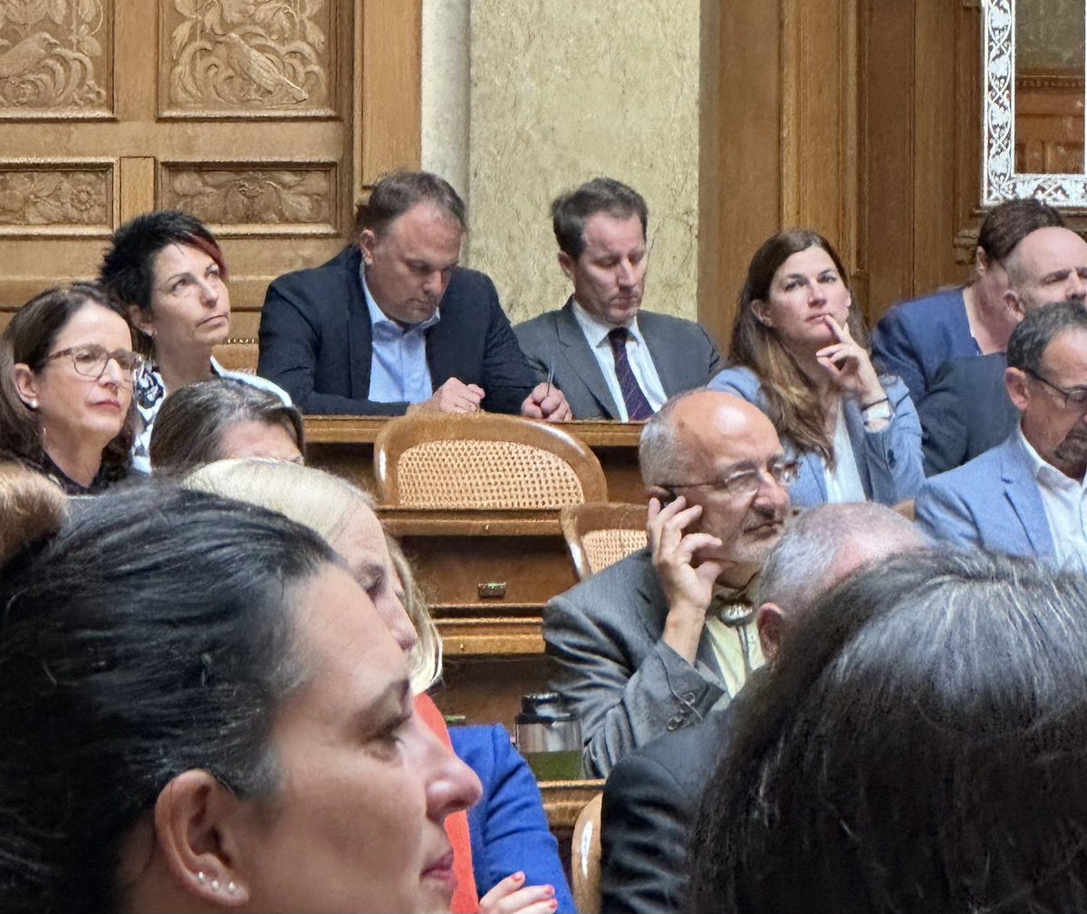 suter_gabriela's tweet image. Feierliche Abschiedszeremonie für 29 austretende Ratsmitglieder im Nationalratssaal. Roger Köppel fehlt bei seiner eigenen Verabschiedung. Mehr Geringschätzung des Parlaments und seiner Mitglieder geht nicht. Respektlos! #parlch