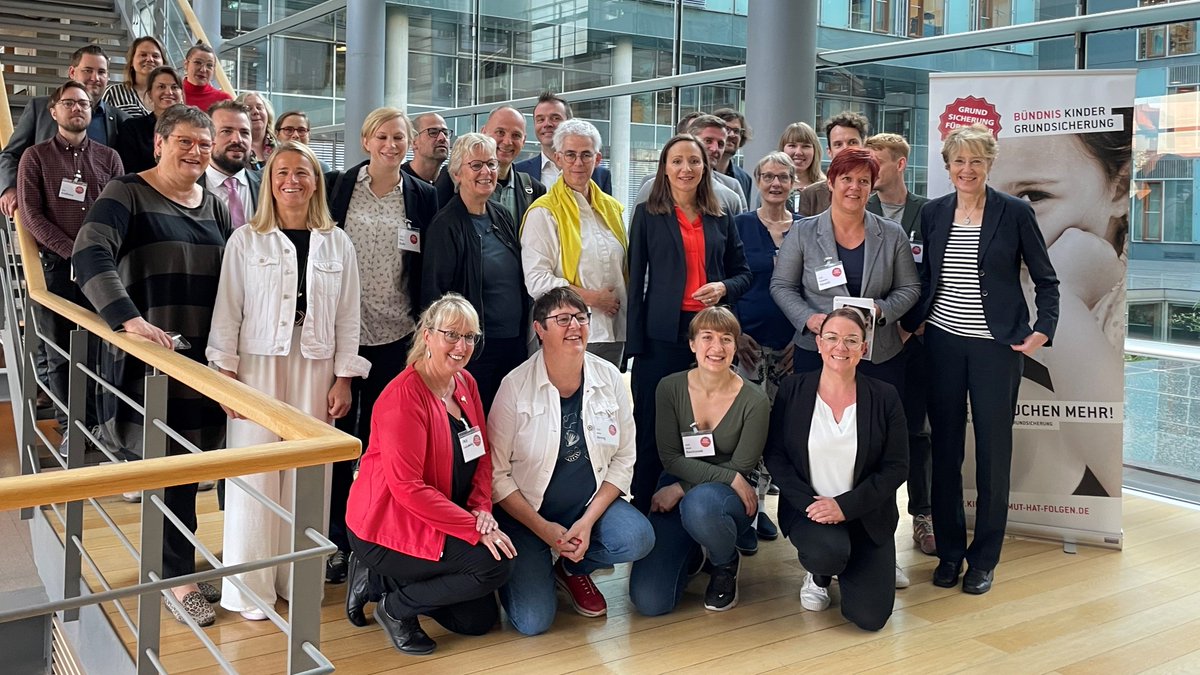 Das Bündnis #Kindergrundsicherung lud heute Morgen zum parlamentarischen Frühstück ein. Diskutiert wurde über die Kernpunkte der Kindergrundsicherung, u.a. über das #Existenzminimum von Kindern.