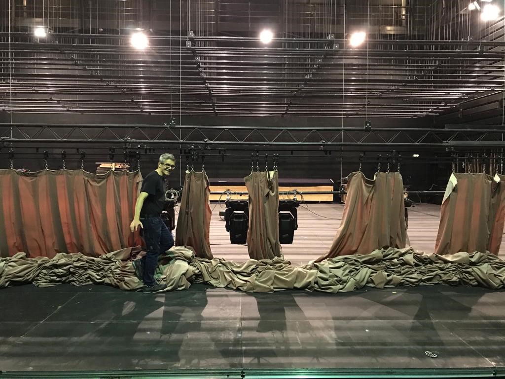 #Coulisses

Nos rideaux ont profité de cette période de travaux pour se faire une petite beauté et sont partis en maintenance !