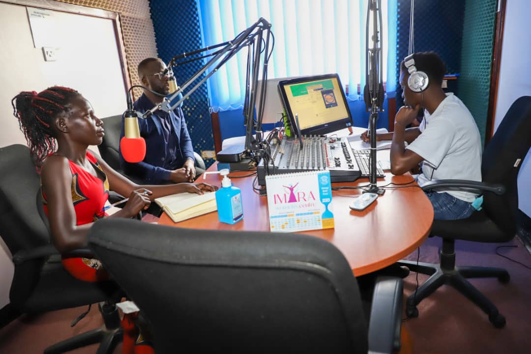 OxfaminUganda's tweet photo. 📍#TalkShow live at 89.5 Speak FM Gulu

Resilient Livelihood Manager @CharlesOpiyo82 explaining why it was important for farmers to learn from each other &amp; share farming experiences during the 1 weeklong #SeedSystemsCaravan2023, ending today. https://t.co/F8byhuxBdW