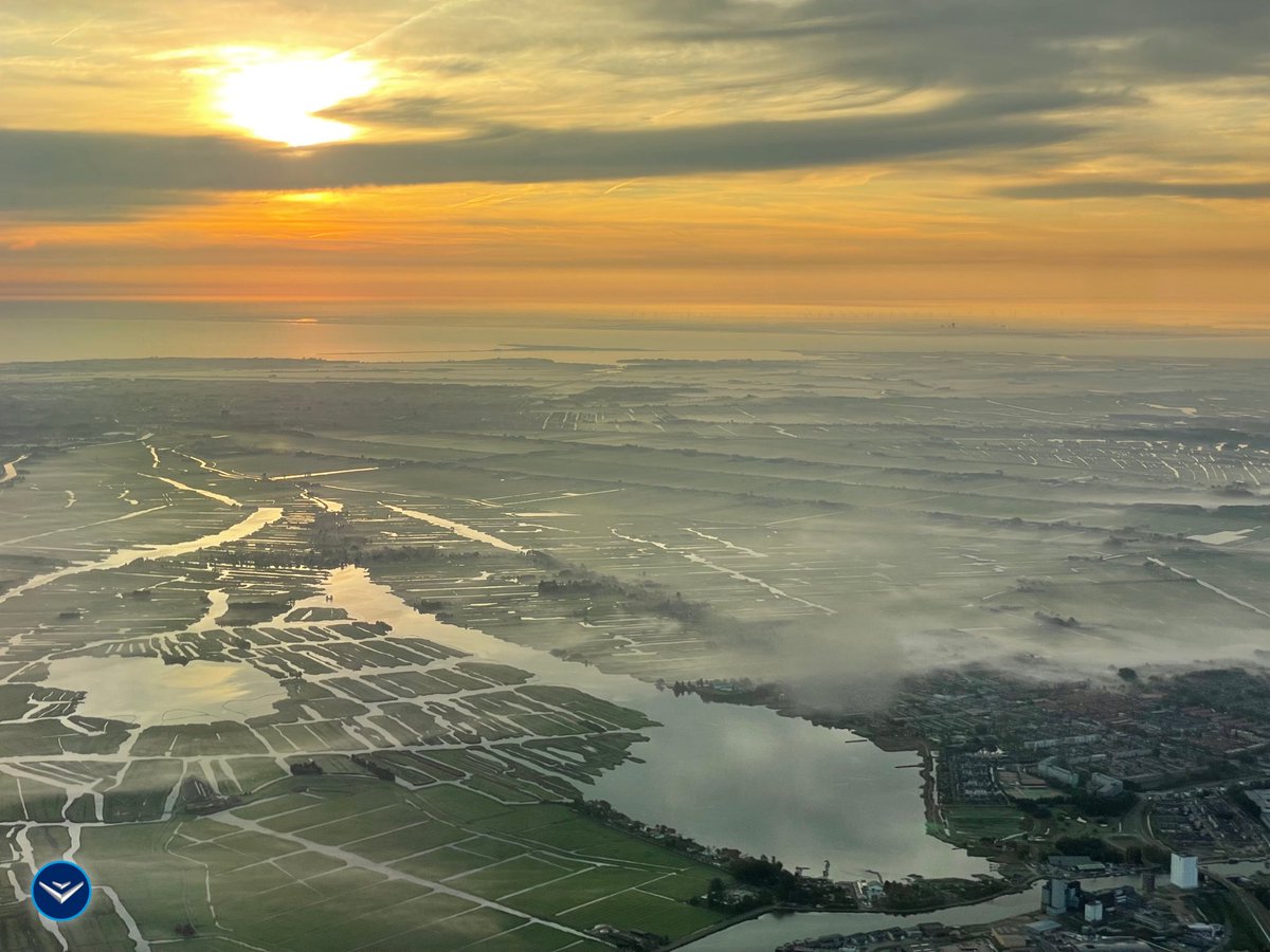 NLPiloten's tweet photo. Nog een mistige ochtend in Noord-Holland. Rechtsonder Wormerveer - Linksachter Purmerend - Aan de overkant van het Markermeer is Flevoland te zien.

#nlpiloten #piloten #pilots #airline #captain #aviation #avgeek #pilotlife https://t.co/FhPQBw1H3L