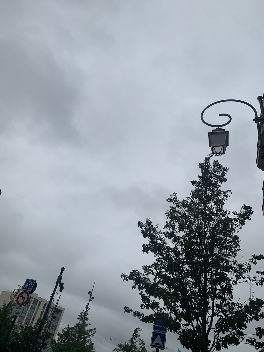 Et <a href="/meteofrance/">Météo-France</a> qui n’est toujours pas capable d’annoncer le temps juste! Ni de la veille pour le lendemain. Ni même du matin pour le matin! 🤦‍♀️ prévision // réalité soleil // pluie!