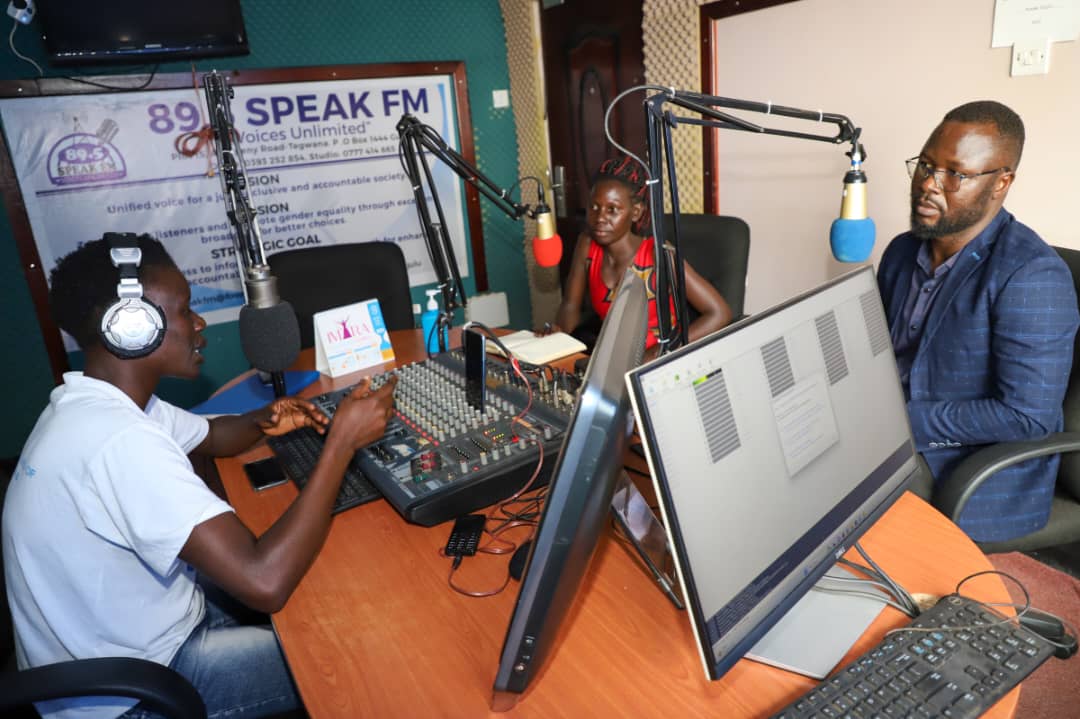OxfaminUganda's tweet photo. 📍#TalkShow live at 89.5 Speak FM Gulu

Resilient Livelihood Manager @CharlesOpiyo82 explaining why it was important for farmers to learn from each other &amp; share farming experiences during the 1 weeklong #SeedSystemsCaravan2023, ending today. https://t.co/F8byhuxBdW