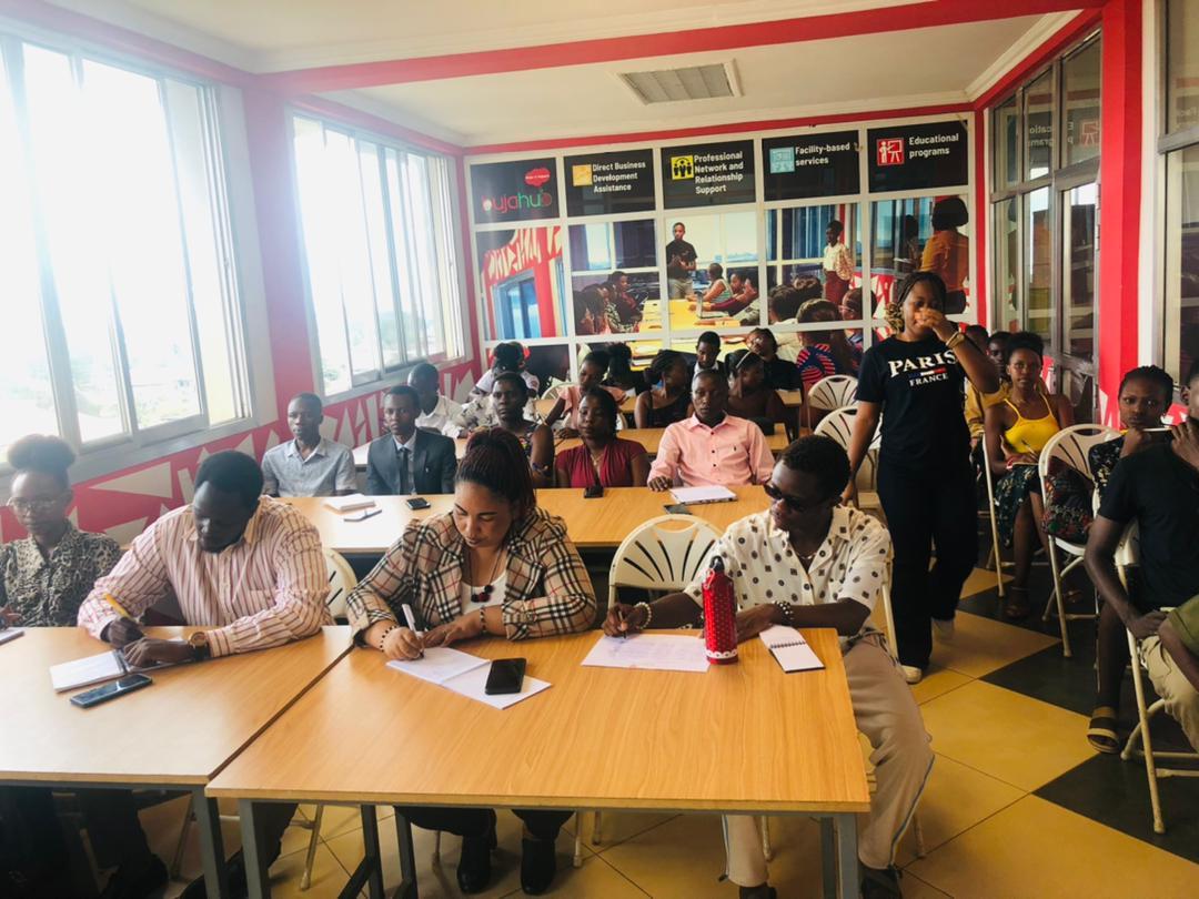 BujaHub's tweet image. Jour 1-Formation en technique de #vente au @BujaHub 

Dans le but d'aider les #jeunes et #femmes #entrepreneurs #burundi-ais à surmonter une des #difficultés que beaucoup d'entre-eux rencontrent qui est la #vente. 

#Burundi
#Jeunesse
#Travail
#RenforcementDesCapacité