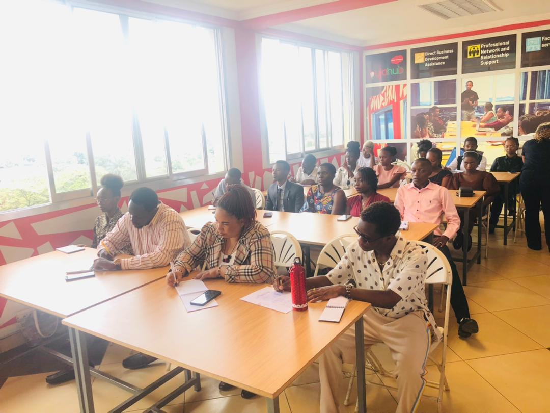 BujaHub's tweet image. Jour 1-Formation en technique de #vente au @BujaHub 

Dans le but d'aider les #jeunes et #femmes #entrepreneurs #burundi-ais à surmonter une des #difficultés que beaucoup d'entre-eux rencontrent qui est la #vente. 

#Burundi
#Jeunesse
#Travail
#RenforcementDesCapacité