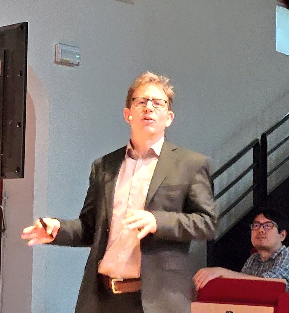 The Future is Quantum! This much is sure (probably?) at the #LightAndEnlightenment 
symposium. Mark Thompson, Chief Technologist at @PsiQuantum tells us how why we need quantum, and why photonics is the key technology to make them useful. @PhotonicsUGent 
@ugent @imec_int