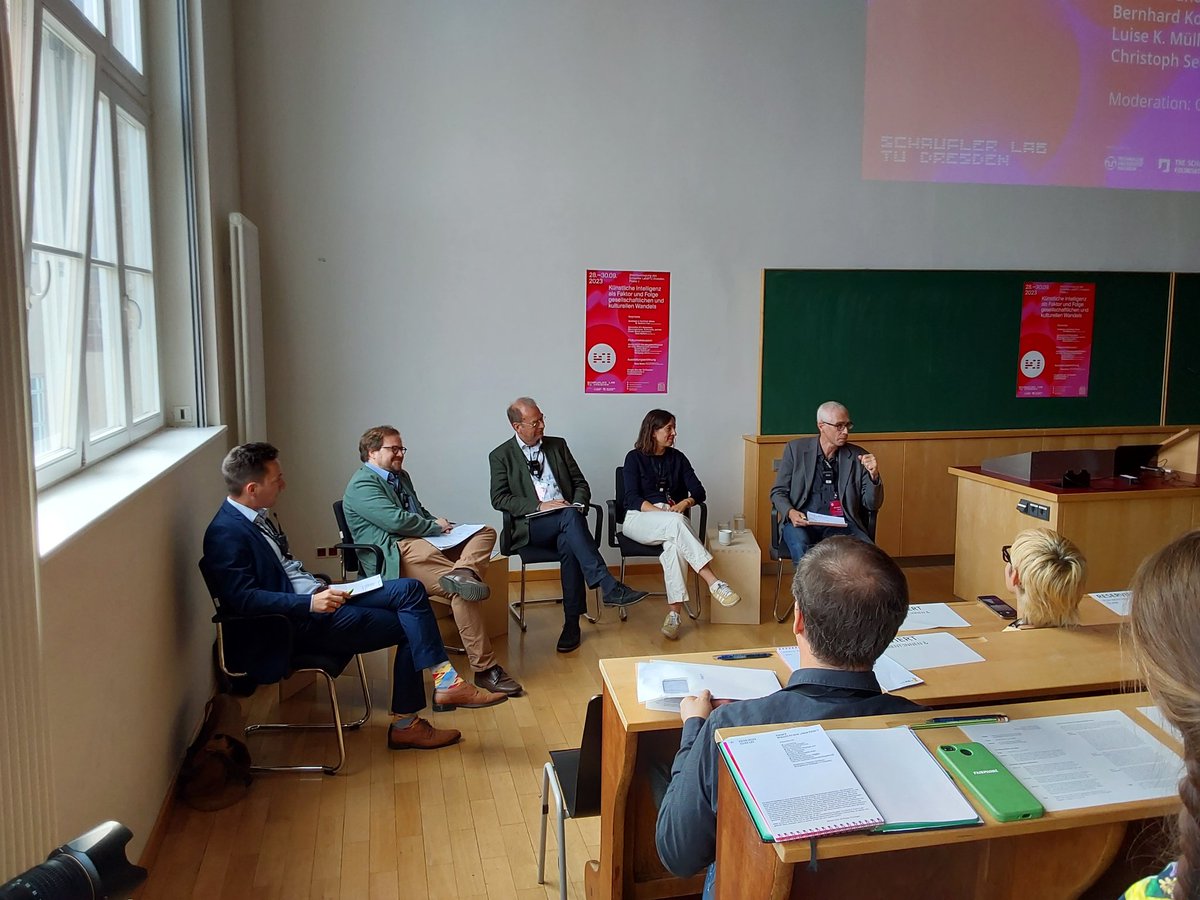 Gerade diskutieren <a href="/lukbrand/">Lukas Brand</a>, Bernhard Koch (<a href="/unihh/">Universität Hamburg</a>), <a href="/luise_mlr/">Luise Mueller</a> sowie Christoph Sebastian Widdau zur Fragestellung "Braucht #KI eine "neue Ethik"?" Verantwortlich für das Panel zu #theology #philosophy #AIethics #ethics sind Philipp Preußger &amp; Miriam Gorr.