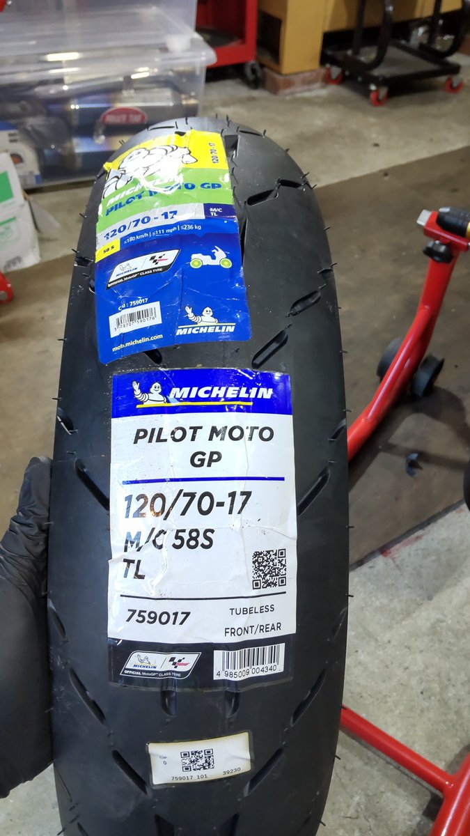 hiro_minix's tweet photo. 次のリヤタイヤ届いた。MICHELINの新作PILOT　MOTOGP 120/70-17。製造もまあまあ新しい。パターンはアレと似てて食いそう。センターの溝は結構深い。5kg切ってるのでダンロップ並みに軽い（BSやIRCは5.6〜5.8くらい）→リプに続く https://t.co/coz5OjQncC