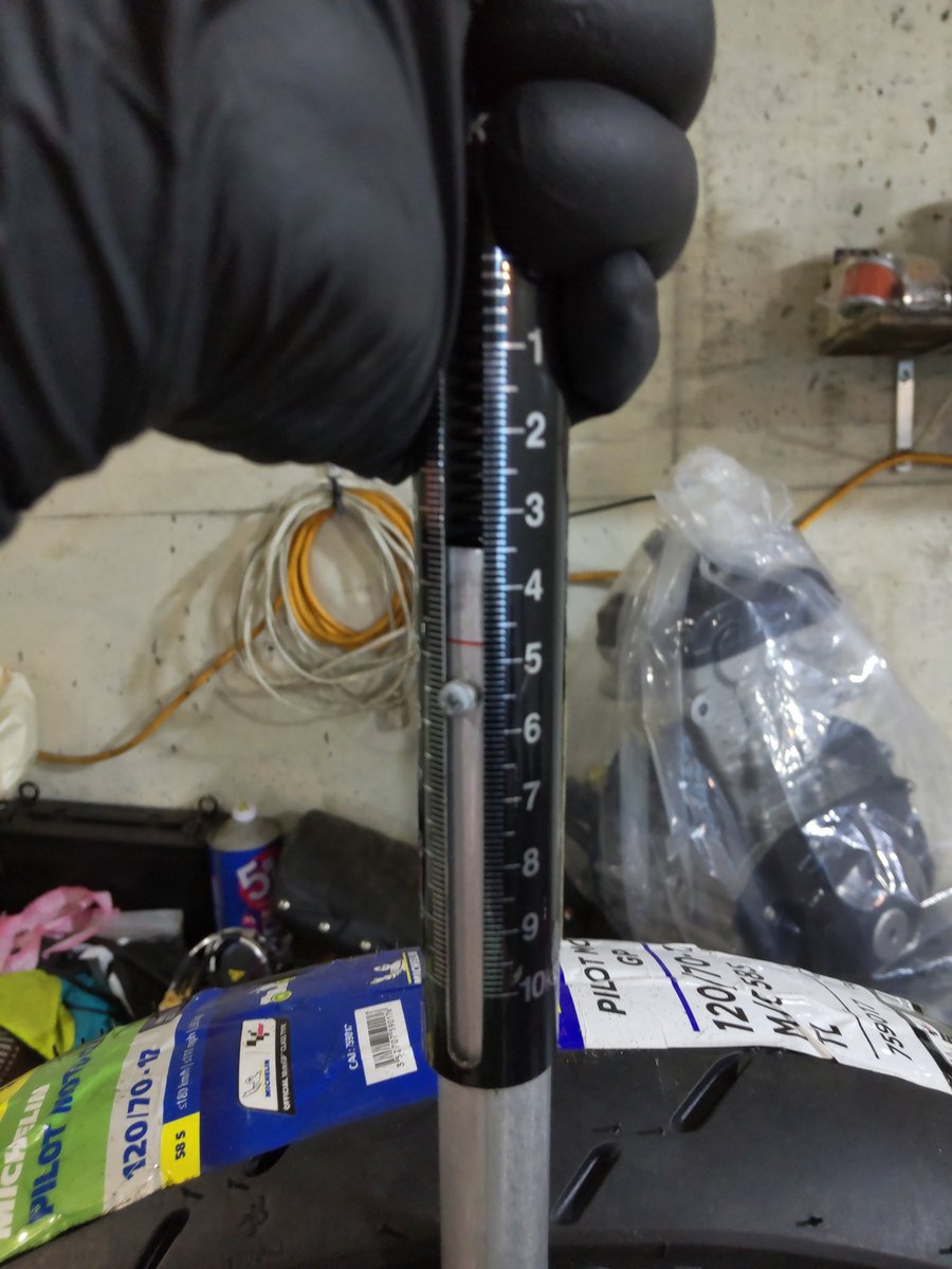 hiro_minix's tweet photo. 次のリヤタイヤ届いた。MICHELINの新作PILOT　MOTOGP 120/70-17。製造もまあまあ新しい。パターンはアレと似てて食いそう。センターの溝は結構深い。5kg切ってるのでダンロップ並みに軽い（BSやIRCは5.6〜5.8くらい）→リプに続く https://t.co/coz5OjQncC