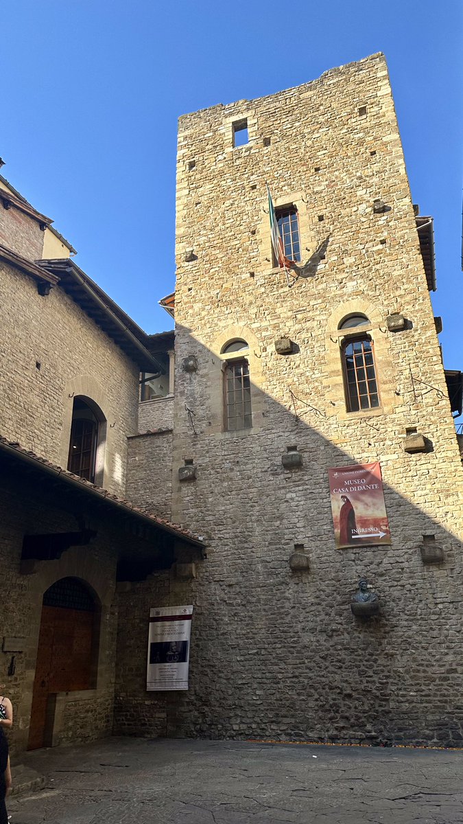 イタリア🇮🇹フィレンツェ歴史地区 【ダンテの家】 今日たまたま前を通ったのでパチリ📸 秋晴れでうれしい🥰 あの「神曲」を描いたダンテ・アリギエーリの家 現在は博物館になっています✨ この建物のある通りは、記念として「ダンテ・アリギエーリ通り」と名付けられているよ！ #イタリア #海外旅行