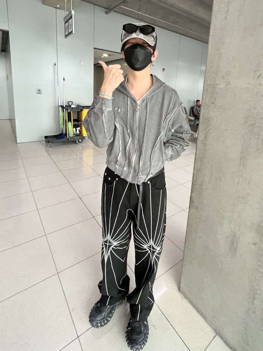 LauraVelasco22's tweet photo. Ok, I'm in shock yet
Same flight, he was sit in the row behind me, I talked to him before boarding and when we landed before get off the plain
Idk what to say now I just wanna cry bcz he is the sweetest man ever 😭😭😭
I asked him, can I see your beautiful face??? Otherwise tomorrow I'll faint! And he removed the mask down so I could see him 😭😭😭
He is sweet, humble, kind and gorgeous and my trip couldn't start better 
And then tomorrow more 🥰🥰🥰🥰
On Sunday I Will have to think how to survive Cambodia but today I'm on a luve cloud 💙💙
Thank you @JakeB4rever for always being you, I LOVE you 

#BuildJakapan 
#BuildTheLuveFancon 
#beyourluve