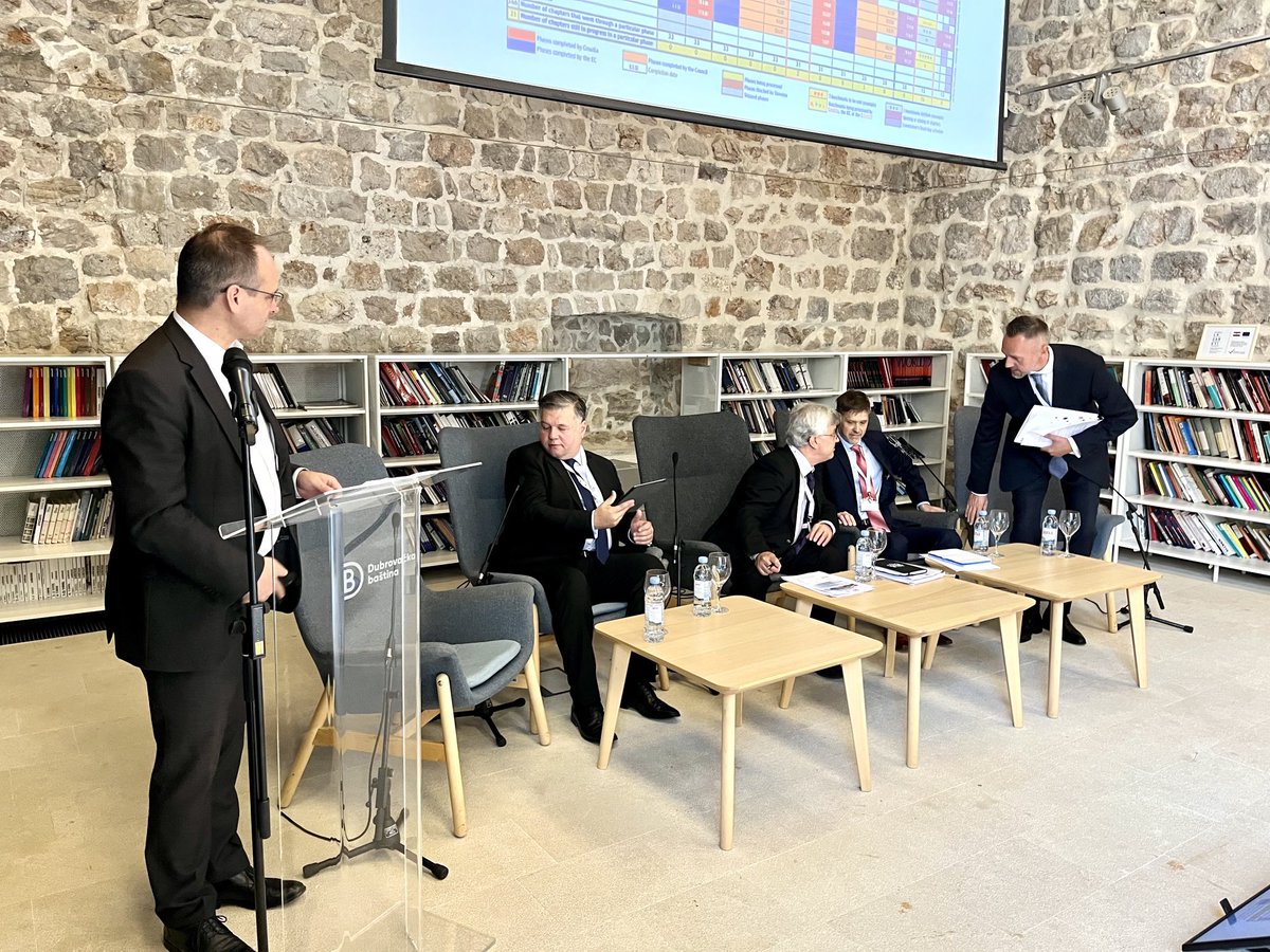 YvesCharmont's tweet image. Dernier jour pour le séminaire sur la communication publique autour des stratégies macro-régionales @clubofvenice #clubofvenice avec des interventions croisées sur le thème du travail en commun. ⁦@cap_com interviendra sur ⁦@_Eusalp⁩ #compublique #capcom23