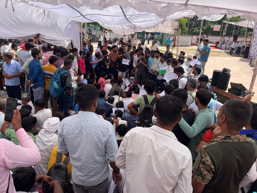 TheUpenYadav's tweet photo. दिल्ली,मध्य प्रदेश की तर्ज पर नियुक्ति मिलने के बाद त्यागपत्र देने वाले पदों पर 6 महीने तक एक और सूची जारी करवाने का प्रावधान करवाने की मांग को लेकर आज युवा बेरोजगारों के साथ शहीद स्मारक पर धरना देखकर मुख्यमंत्री @ashokgehlot51
जी से युवाओं के साथ न्याय करने की गुहार की है 
#पीटीआई_अध्यापक_भर्ती_etc 
@RajCMO
