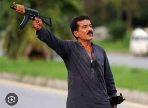 Sufiii786's tweet photo. Many people will remember this incident, a person who held hostages in the Red Zone in Islamabad for hours, but was not directly fired upon because he was a Punjabi.
#SindhBleeds https://t.co/9JeZrnLkqg