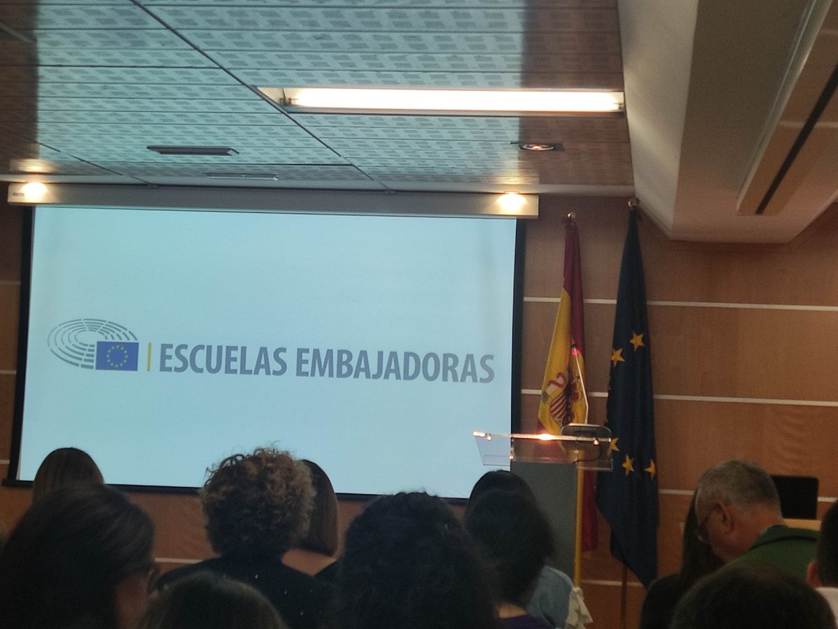 cesvegamedia's tweet photo. 📢 Participando en Jornadas de Escuelas Embajadoras en la sede del Parlamento Europeo de Madrid 🇪🇺. Comprometidos en fomentar el conocimiento sobre la UE entre los jóvenes. #EscuelasEmbajadoras #ParlamentoEuropeo #EducaciónEU  @ucoerm @Educarm @ucomur @japedreno #Alguazas 📚🇪🇺 https://t.co/kuwprZYMKb