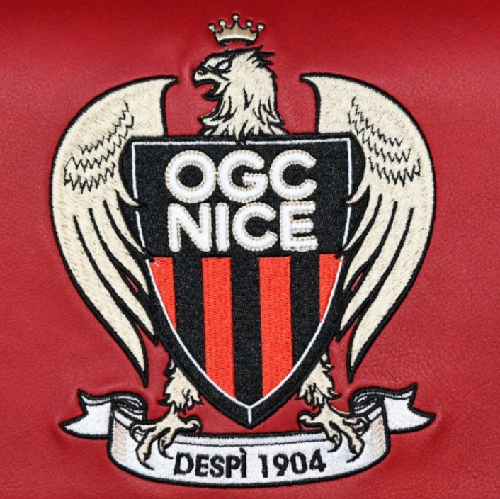 🚨🚨| BREAKING: An OGC Nice player is currently threatening to commit suicide by standing on the edge of a bridge. 

[@RMCsport]