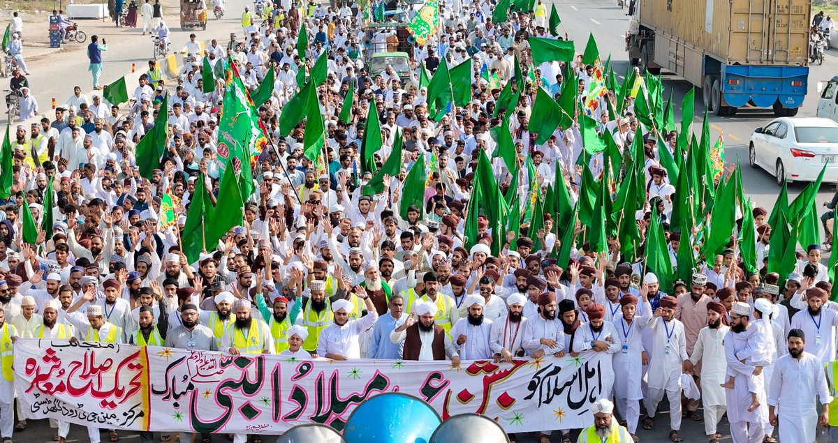 ادارہ اصلاح معاشرہ کے زیر انتظام عظیم الشان میلاد ریلی