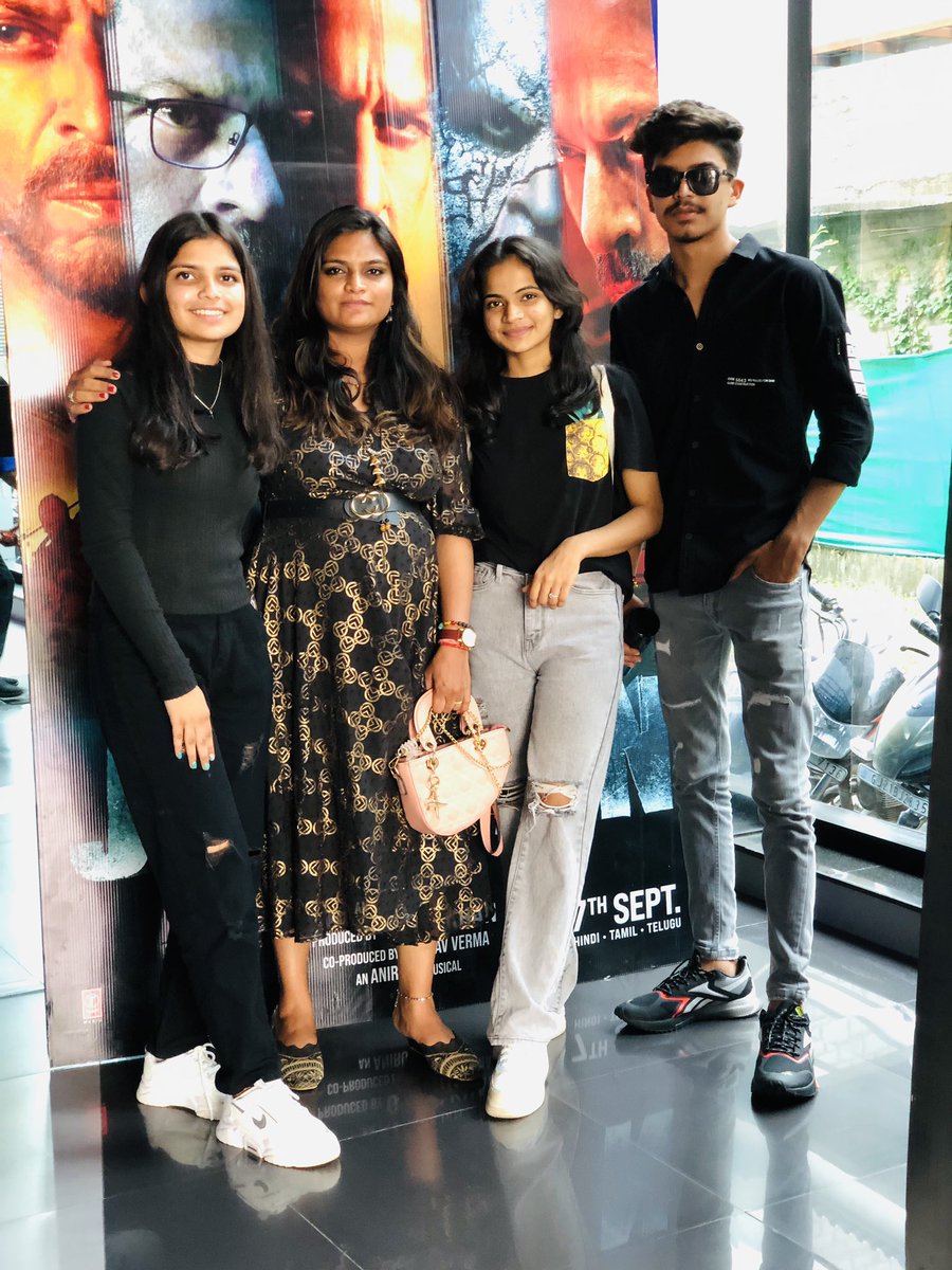 Nishah__'s tweet photo. @iamsrk @iamsrk Sir  7th month of pregnency mai #Jawan FDFS dekh li but lagta hai #DunkiFDFS miss ho jayegi. Due date around #Dunki's time . please Date change kardo. 

@RedChilliesEnt @KarunaBadwal @pooja_dadlani @SRKCHENNAIFC https://t.co/WK7t8kyyuq