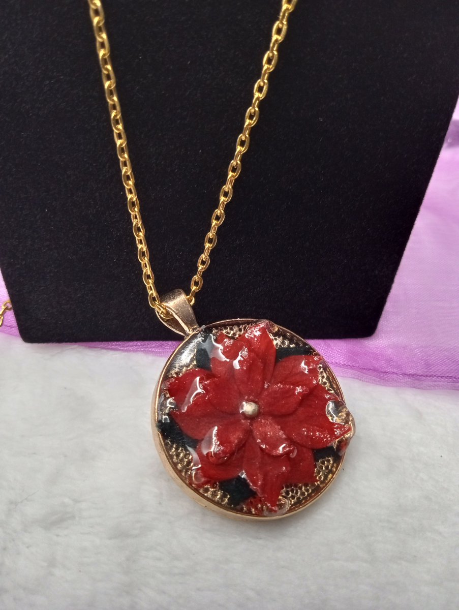 Poinsettia forever! Encased in resin, you can bring the Christmas flower with you anywhere!
shopuniquecreations.com
#resinjewelry #resin #poinsettia #christmasjewelry #handmade #handmadejewelry #smallbusinessowner #uniquejewelry