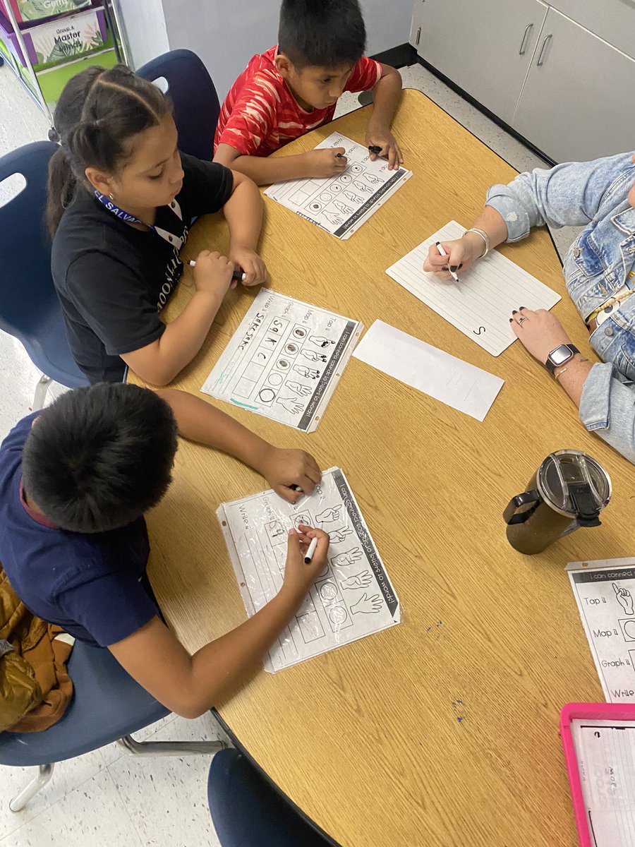 ApWhitaker's tweet photo. Small group reading at its best! @HopeValleyDPS https://t.co/VydqXG9vAi