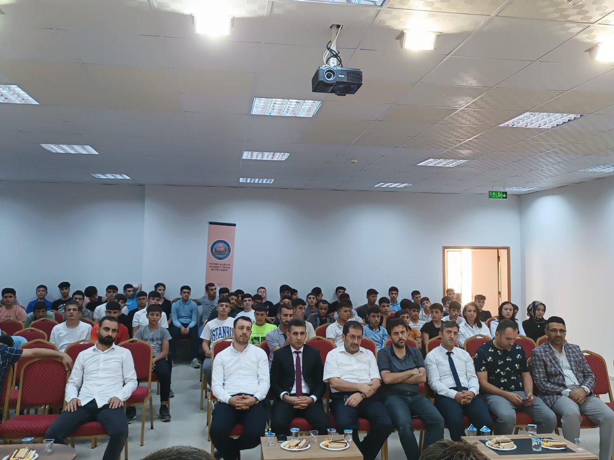 VKaihl's tweet photo. Okulumuzda düzenlenen Mevlit Kandili programına katılımlarından dolayı tüm misafirlerimize teşekkür ederiz.Günün anlam önemini belirtmek üzere misafirimiz Siirt Üniversitesi İlahiyat Fakültesi Öğretim Üyesi Doç.Dr. Abdülkadir KARAKUŞ sohbette bulundu. https://t.co/ez5ZbnNvNO