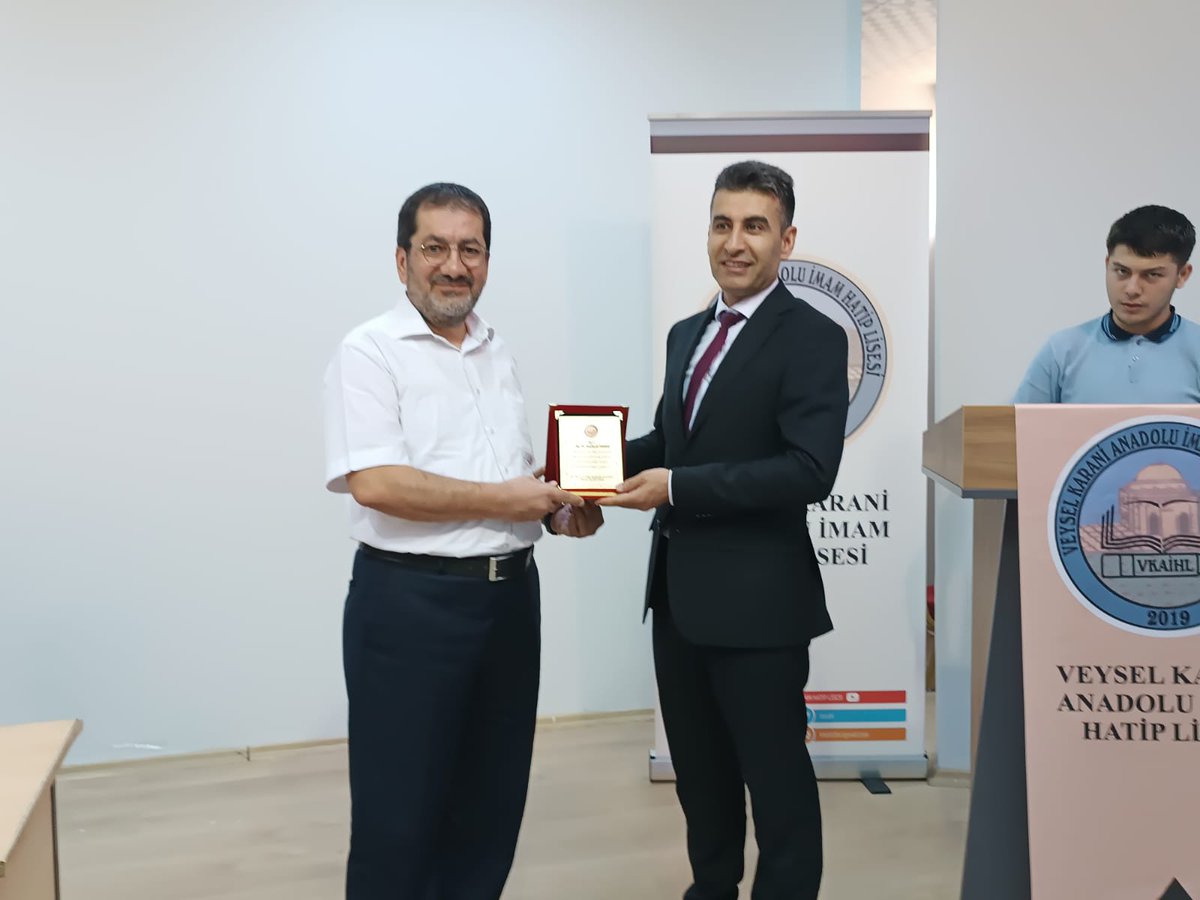 VKaihl's tweet photo. Okulumuzda düzenlenen Mevlit Kandili programına katılımlarından dolayı tüm misafirlerimize teşekkür ederiz.Günün anlam önemini belirtmek üzere misafirimiz Siirt Üniversitesi İlahiyat Fakültesi Öğretim Üyesi Doç.Dr. Abdülkadir KARAKUŞ sohbette bulundu. https://t.co/ez5ZbnNvNO
