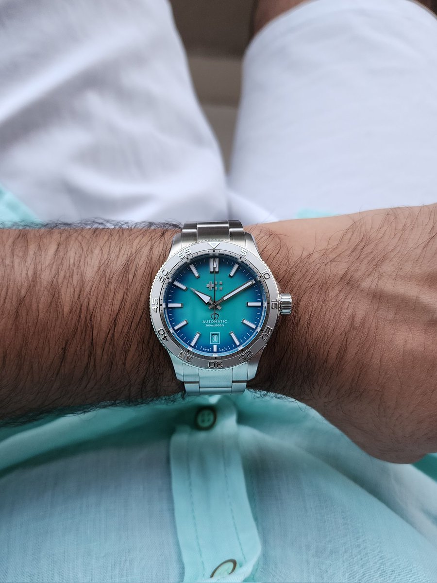 TheWatchDocs's tweet image. Dials inspired by the colours of the Indian Ocean, as conceptualised by @chriswardlondon!   🌊🪸
Don&apos;t miss the unique brand logo and the trident on the second&apos;s hand! 🔱