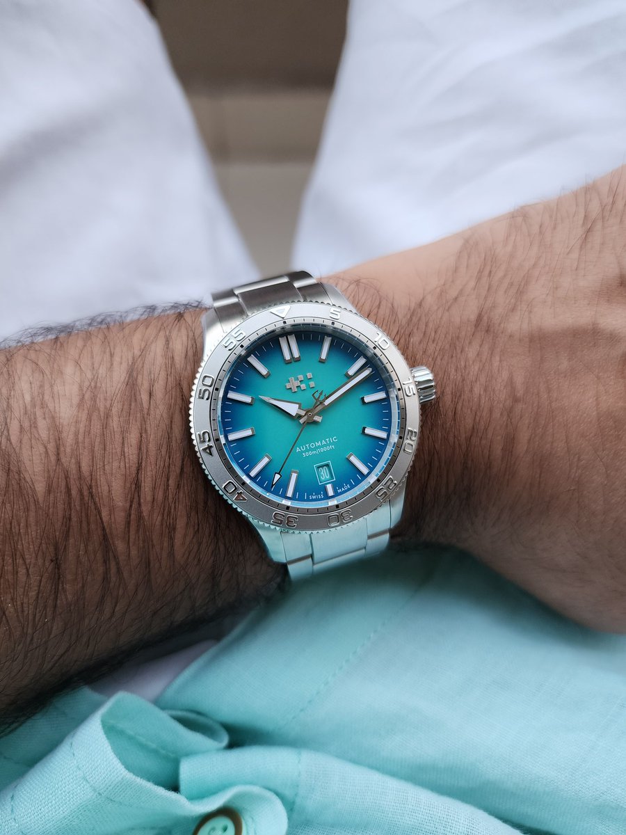 TheWatchDocs's tweet image. Dials inspired by the colours of the Indian Ocean, as conceptualised by @chriswardlondon!   🌊🪸
Don&apos;t miss the unique brand logo and the trident on the second&apos;s hand! 🔱