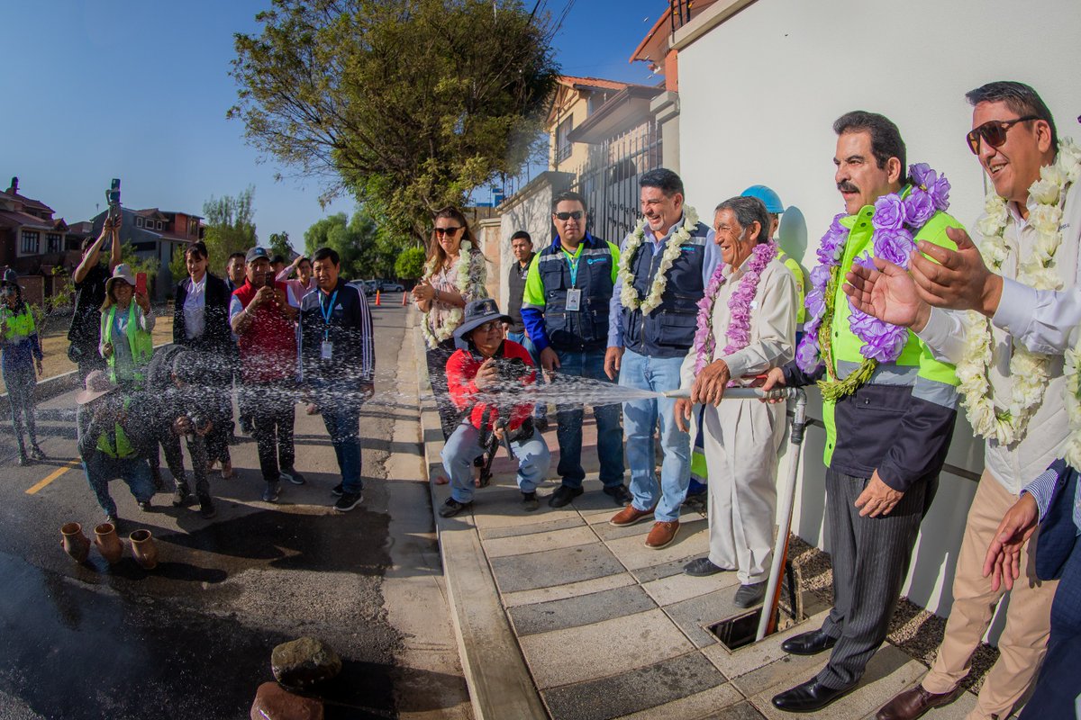 gam_cochabamba's tweet photo. El Alcalde @ManfredBolivia realizó la entrega de la ampliación de la red de agua potable a la OTB San Rafael del Distrito 3. Esta obra beneficiara a más de 800 vecinos del sector con el liquido elemento ¡Estamos trabajando en las necesidades de la gente! #CochaSomosProgreso https://t.co/X24iCVF25Z