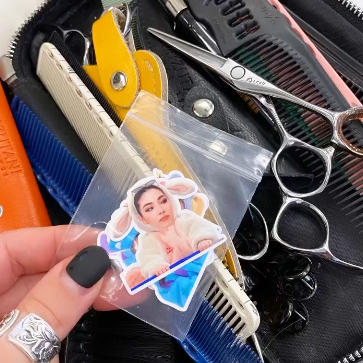 bringmefaye's tweet image. คุณ sylviaw_hair และคุณ ohapeka โพสต์รูปสติกเกอร์ Baby Mali ที่คุณมะลิพกไปแจกในคลาสด้วย เป็นสติกเกอร์ที่แฟนๆ ทำให้ก่อนเดินทางไปประเทศอังกฤษ น่ารักมากๆ เลย💛

#ฝ้ายสุภาพร
#faye_malisorn 
#sassoonacademy