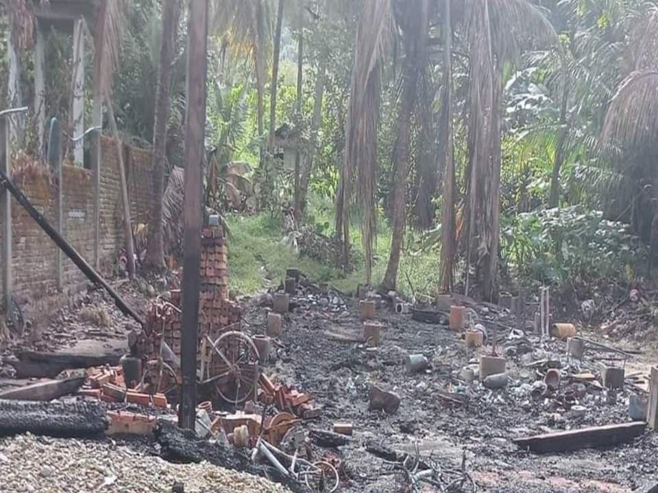 YeSoe91920267's tweet image. Terrorist military column marching ahead into #Palaw township burnt down 33 homes, several vehicles such as cars, tractors etc., demolished houses not less than 10 by the shelling and themselves and killed 5 people in 4 villages from Sep 15 to 18.
#2023Sep29Coup
#WarCrimesOfJunta