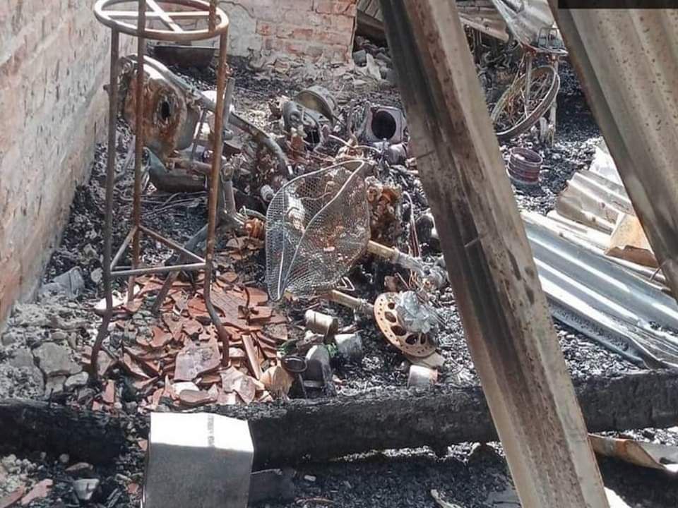 YeSoe91920267's tweet image. Terrorist military column marching ahead into #Palaw township burnt down 33 homes, several vehicles such as cars, tractors etc., demolished houses not less than 10 by the shelling and themselves and killed 5 people in 4 villages from Sep 15 to 18.
#2023Sep29Coup
#WarCrimesOfJunta