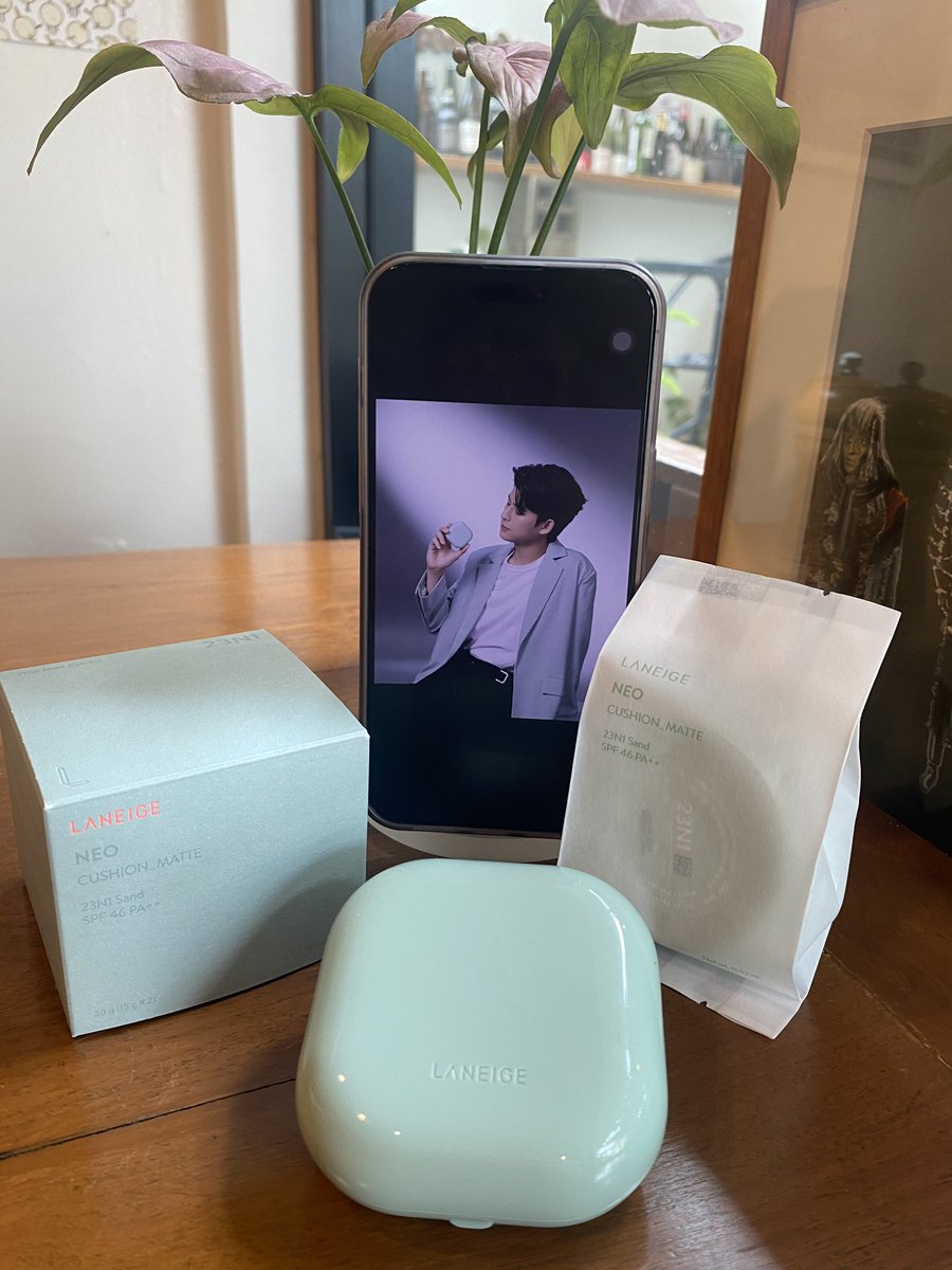 แค่มีลาเนจชีวิตก็ดีขึ้น อันนี้คือเรื่องจริงในวันที่หน้ายม หน้าป่วย แค่มีคูชชั่นลาเนจตัวเดียวก็เอาอยู่ เปลี่ยนความยมเป็นความปังความจึ้งแน่นอน พกพาก็ง่าย ในวันเร่งรีบก็ยังช่วยปรับลุคให้เราพร้อมได้ง่ายๆเพียงแค่หยิบลาเนจขึ้นมาตบ แล้วชีวิตจะจบและลงตัวค่ะฟินๆๆ เร็วๆ💘 #laneigexmark