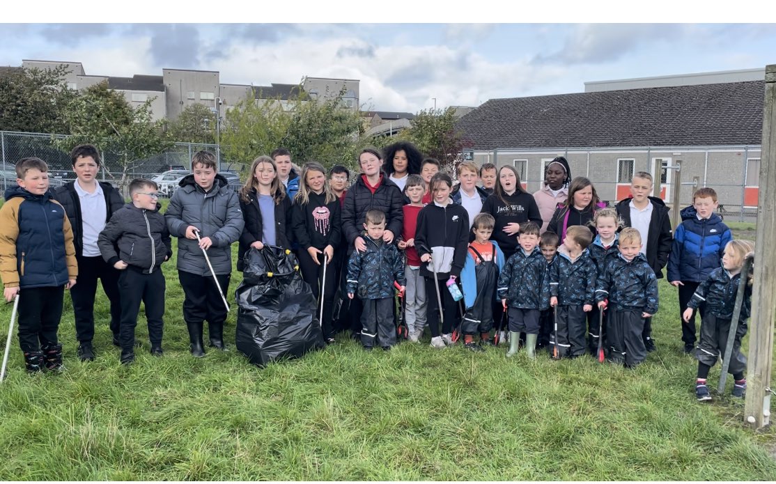MissHurrenHPS's tweet photo. What a fab way to round off #climateactionweek for @KSBScotland A litter pick with our Nursery Buddies 🥰 Everyone did a great job to help keep our playground and surrounding area clean and tidy! @GlenburnELCC @eco_HPS @HPS_RotaKids https://t.co/AI9qhtZ0SK