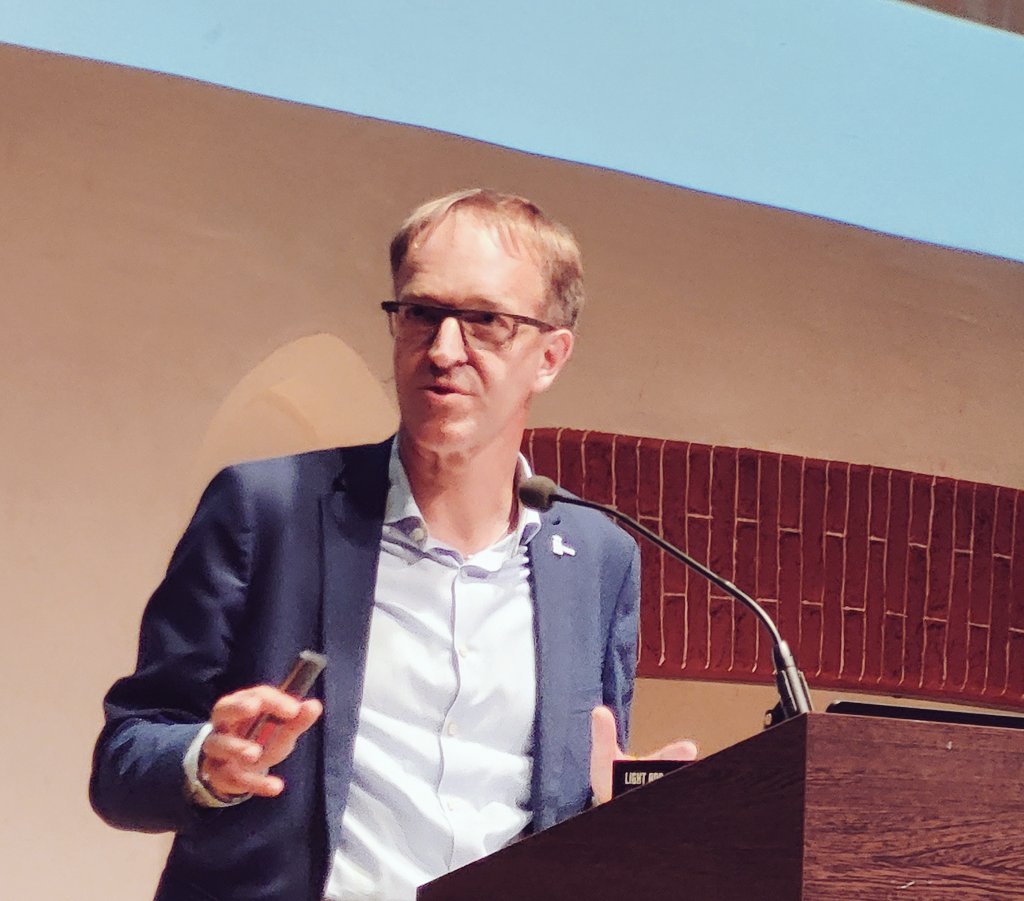 Universities should be at the forefront of change. Who better than @rvdwalle, rector of @ugent , to remind us of our role and responsibilities, and bring our #LightAndEnlightenment symposium to a worthy conclusion. @PhotonicsUGent @ugent @imec_int