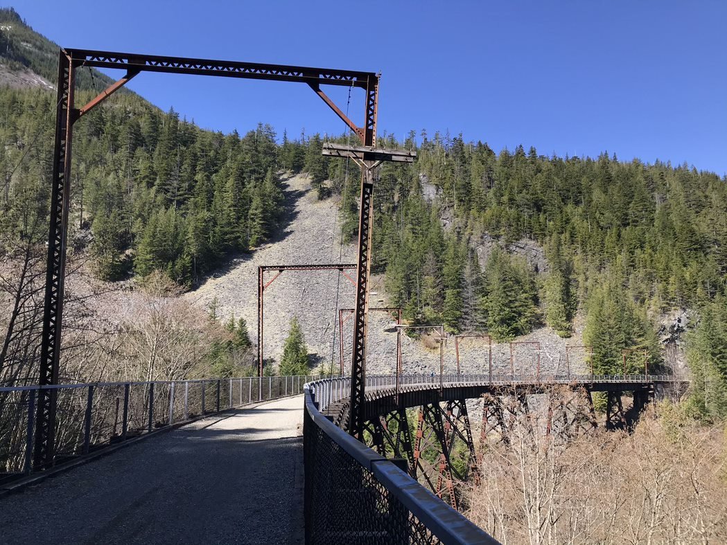 jshuey's tweet image. Things I expect to see this weekend ... I&apos;m going to try for a 100 mile Tunnel Assault from Duvall to Hyak along the #SVT and the #P2C trails.

From previous assaults - if you look closely ... it&apos;s 50.1 miles from my door to the 1/2 way point.

#GravelGrind #ValleyLife