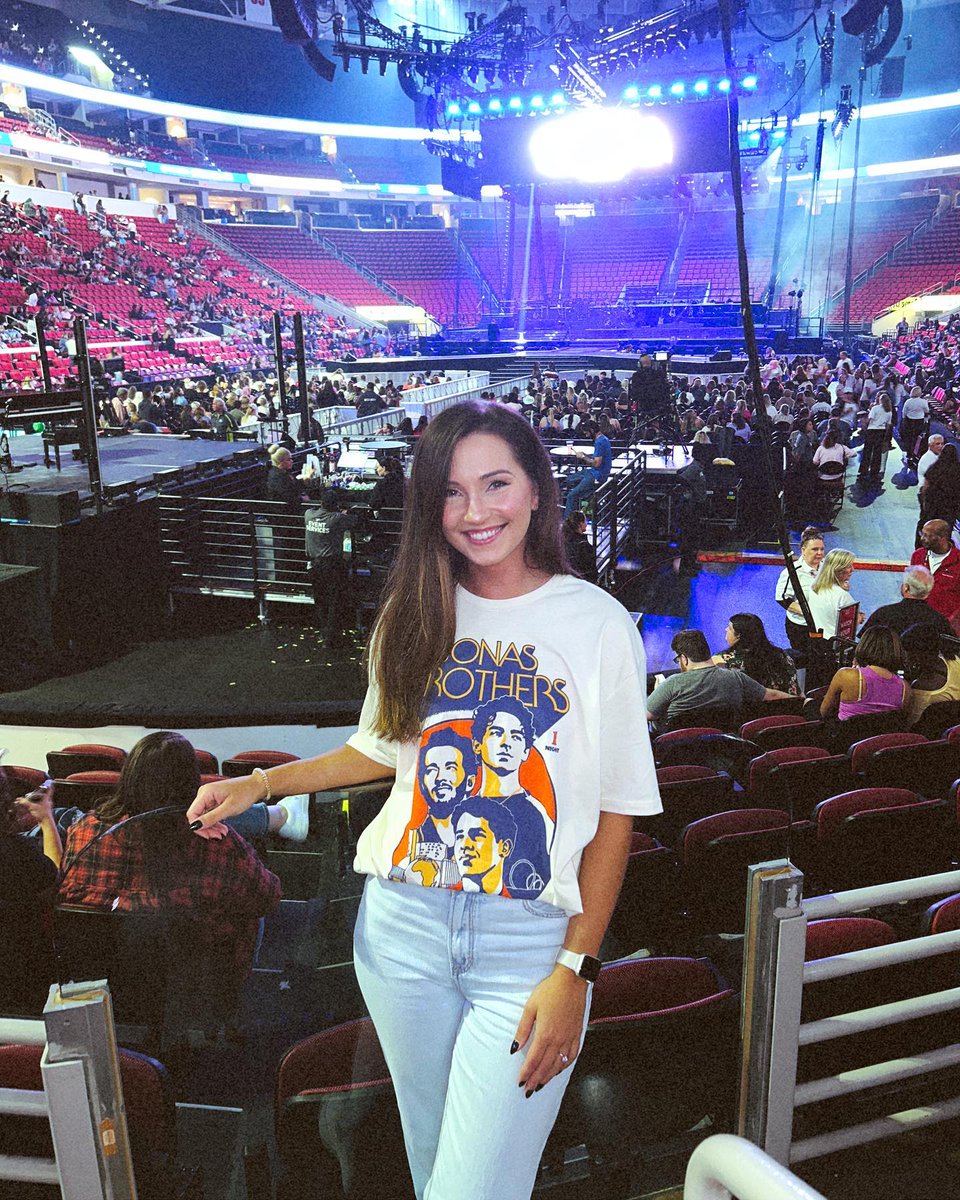 krystynakrez's tweet photo. how it started vs how its going 🥲 love u forever @jonasbrothers https://t.co/E6APhVdLon