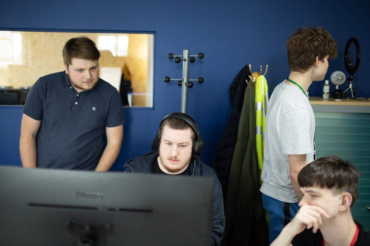 WeAreDISCmcr's tweet image. Huge warm welcome to all interns at DISC. Fab first week in our new studios. Thank you for the dream tech team helping Matt set up our new equipment. #backtocollege #solutionsnotproblems #itskills #digitalskills #freshersweek #digitalinternship