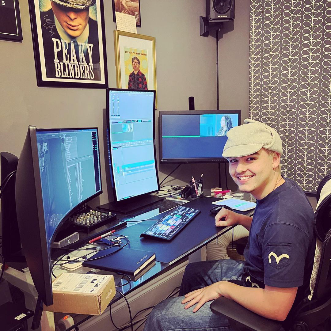 Avid's tweet image. ✂️ The apple doesn&apos;t fall far from the tree
📷 instagr.am/pdknight
▶️ avid.com/media-composer

#avid #avideditor #mediacomposer #avidmediacomposer #editor #editing #tv #film