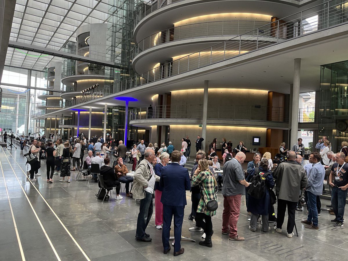 Der Countdown läuft...und das Paul-Löbe-Haus füllt sich. In einer  knappen halben Stunde startet der erste #Bürgerrat des Deutschen #Bundestag​s. #BuergerratErnährung