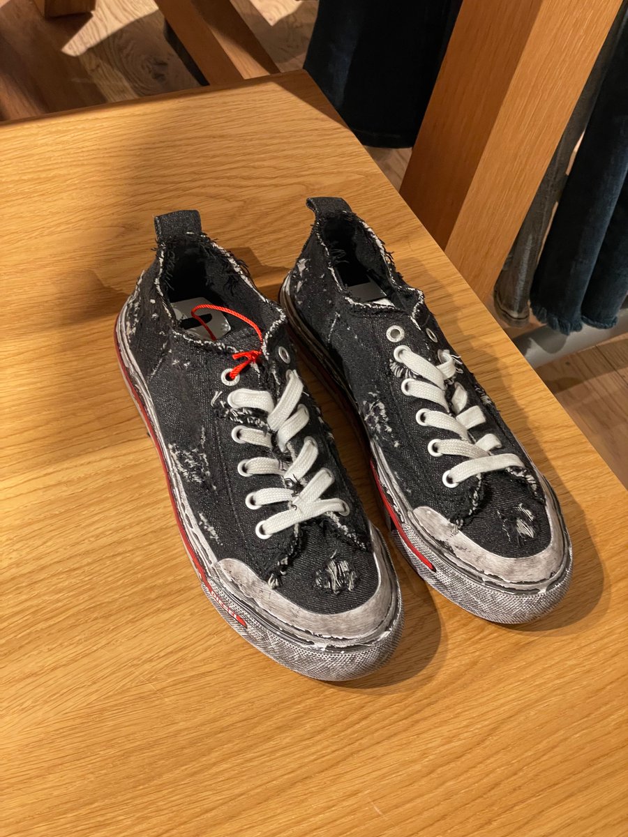 olkyrie's tweet photo. Diesel - живое подтверждение тезиса что дорогую одежду покупаешь для себя, а не понтов. (Потому что тебе никто не поверит, когда ты скажешь что отдал за это 700 лари) https://t.co/7YDtVCNBVR