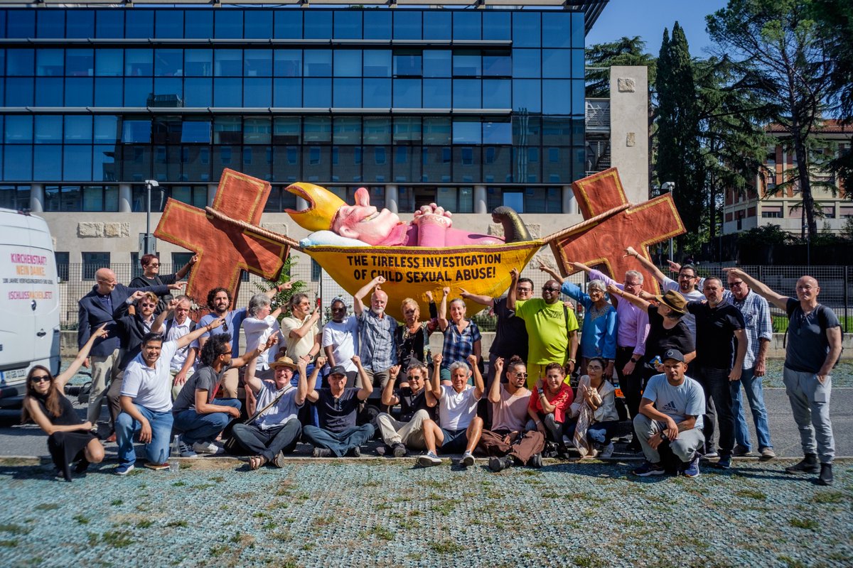 KaMaZhe's tweet photo. Der Hängemattenbischof ist da! @ENDCLERGYABUSE @EckigerTisch danke an David @11tesGebotDE #zerotolerance
#openthefiles https://t.co/2W0sZXVp7j