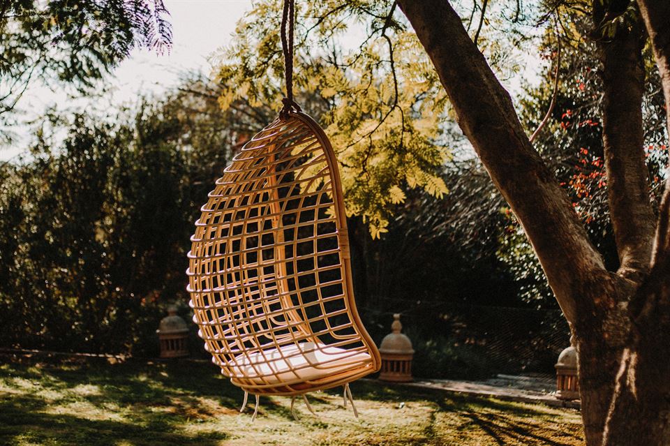 Tables en bois, lampes en fibres naturelles ou en métal, fauteuils en cuir, chaises suspendues, formes sinueuses… voici les grandes tendances du moment en matière de décoration d'intérieur. 
Et vous, vous avez lesquelles chez-vous ? 😎
👉 urlz.fr/nOvJ
#VendrediLecture